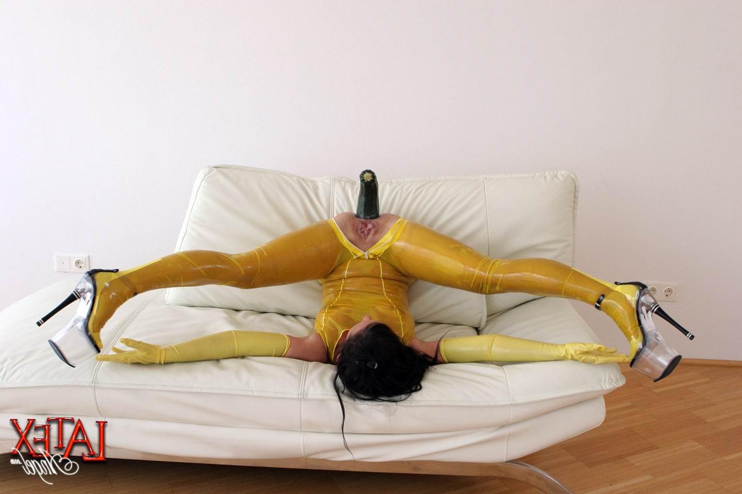 16P Latex Angel fucking her asshole with big veggy