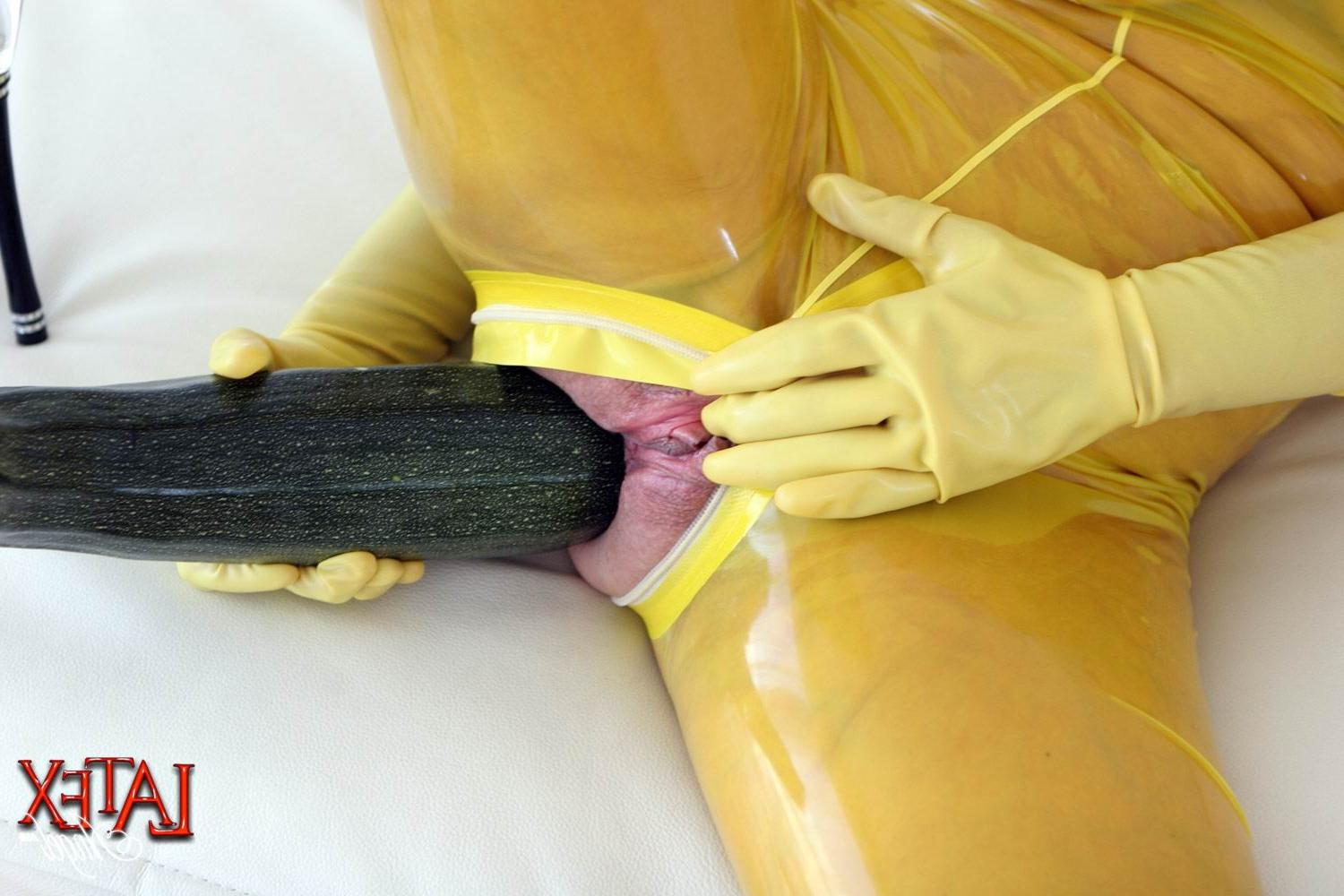 16P Latex Angel pushing big zucchini into her asshole
