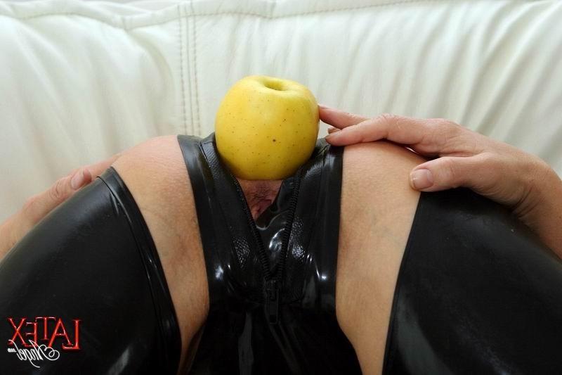 16P Latex Angel pushing apples into her asshole