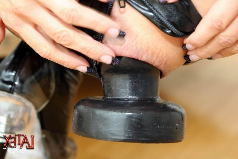 16P Babe shugs her asshole with a giant arse plug
