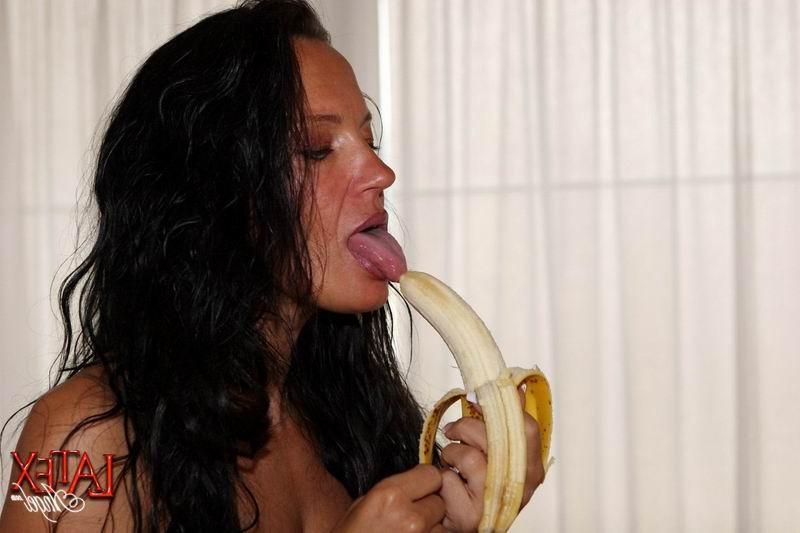 16P Latex Angel fucking her asshole with banana