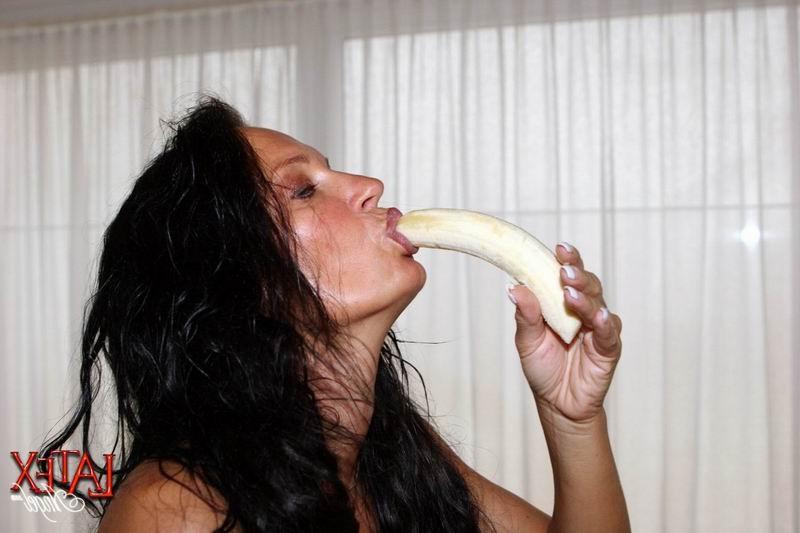 16P Latex Angel fucking her asshole with banana