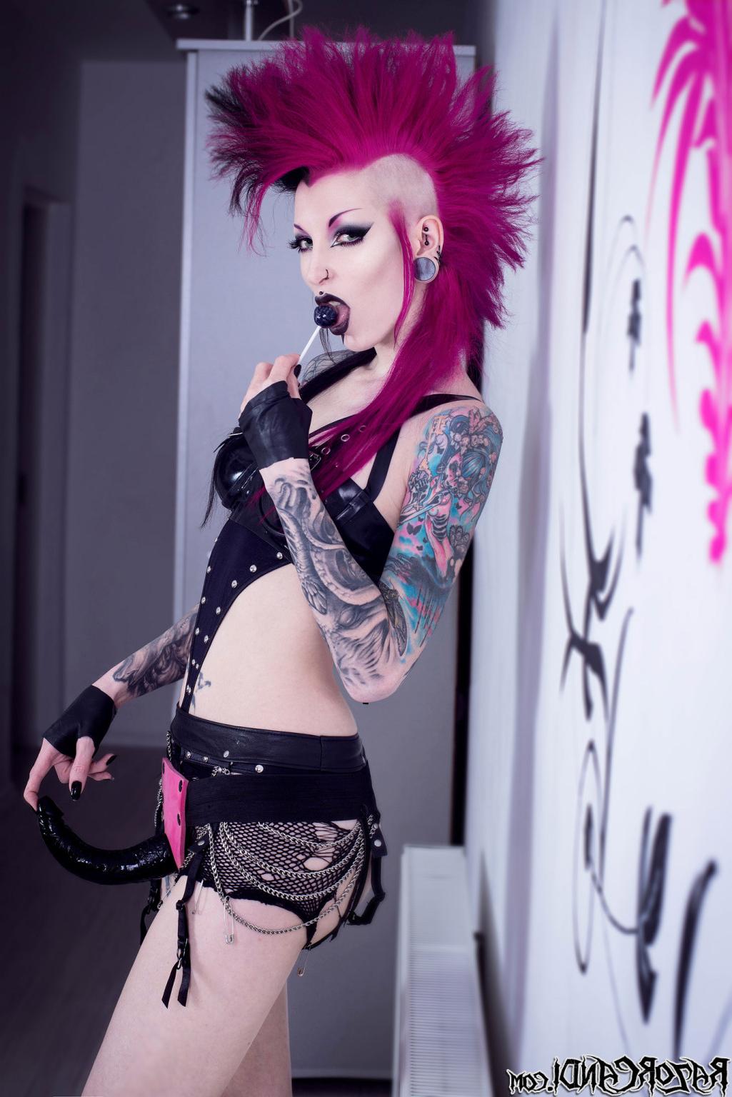15P Jewelled buttplug for strapon wielding tattooed Goth girl