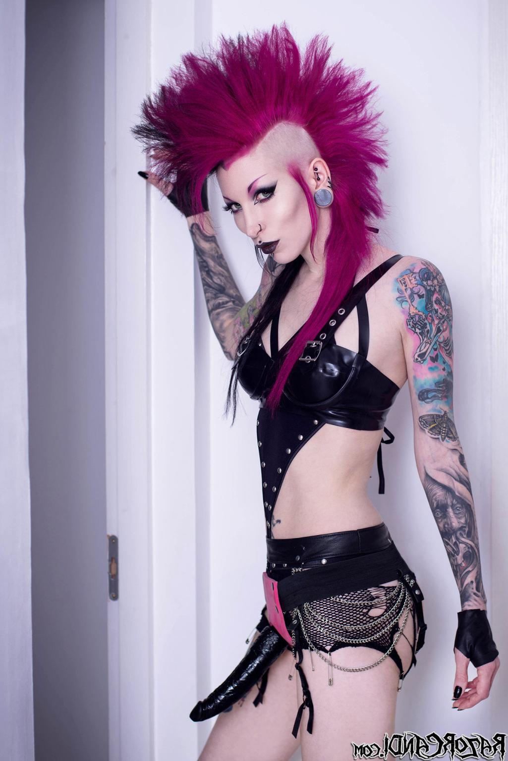 15P Jewelled buttplug for strapon wielding tattooed Goth girl