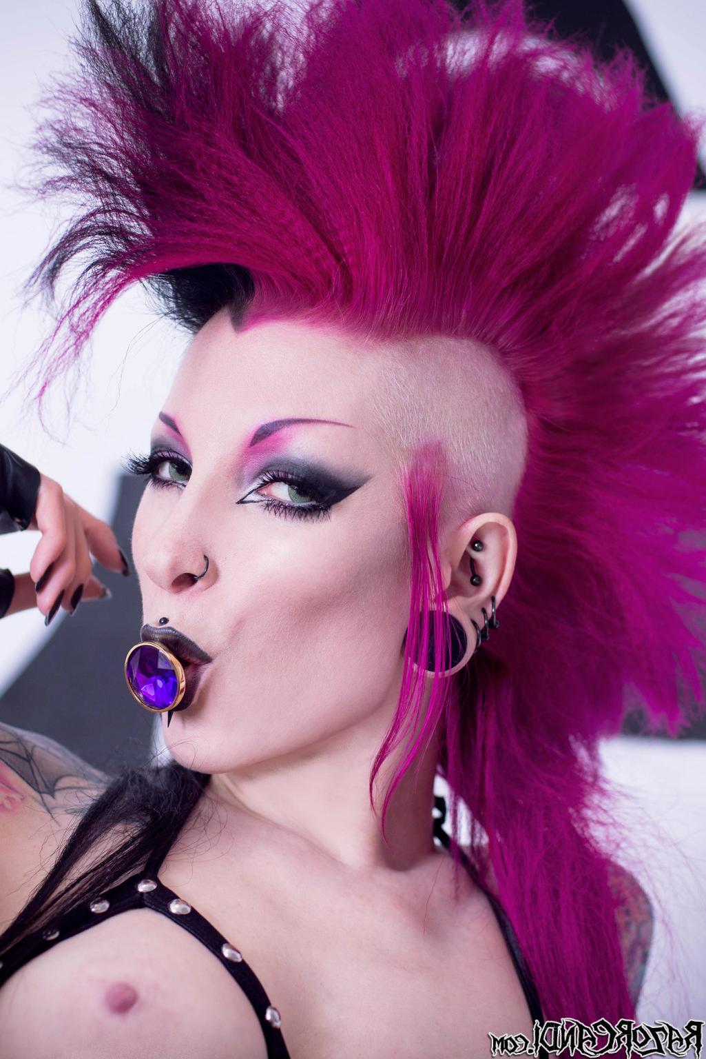 15P Jewelled buttplug for strapon wielding tattooed Goth girl