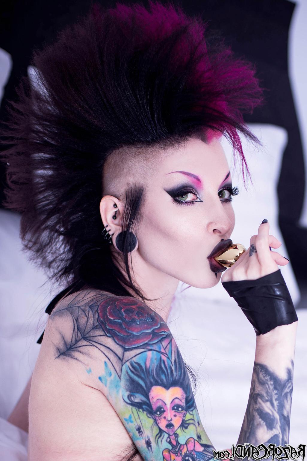 15P Jewelled buttplug for strapon wielding tattooed Goth girl
