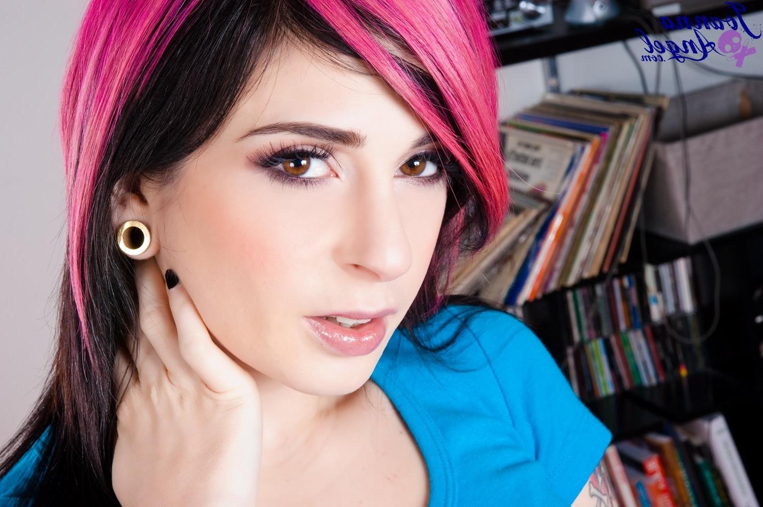 16P Hot Punk Rocker Spreading Her Fucked Up Heavily Penetrated Asshole