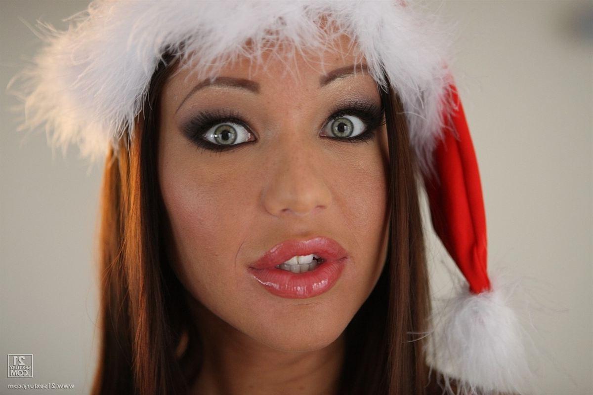 18P Angelica Heart takes two dicks at once in cute holiday hat