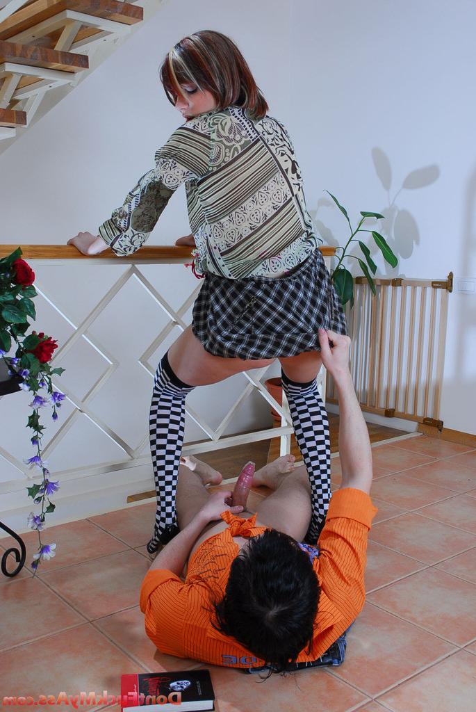 20P Unsuspecting babe getting attacked by a horny guy after flashing her ass