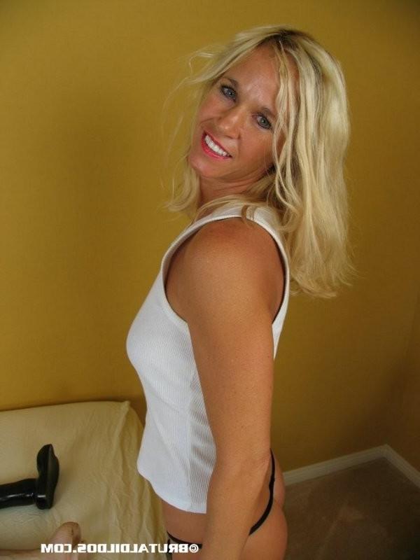 15P Hot mature Tabitha bangs her asshole