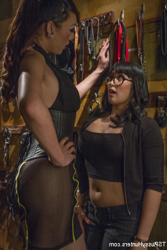 15P Venus Lux Gives a Bondage Lesson to New Kink Employee