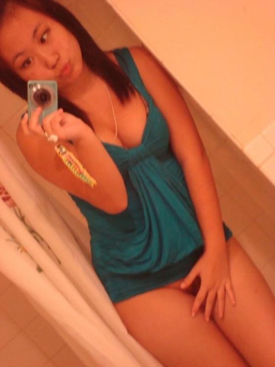16P Sexy and hot Asian babe gives great blowjob in her bedroom