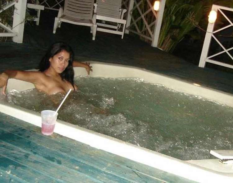 15P Collection of a Filipina bombshell's hot selfpics