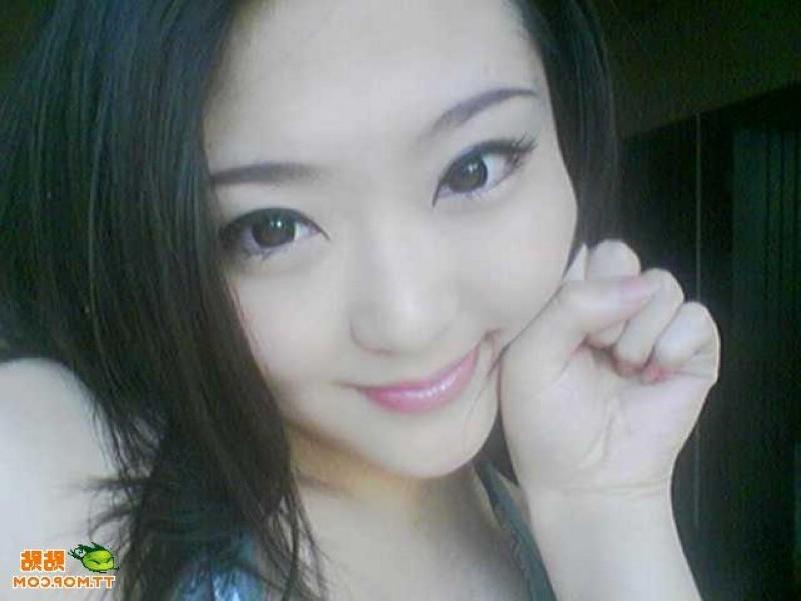 16P Sexy and hot Asian babe gives great blowjob in her bedroom