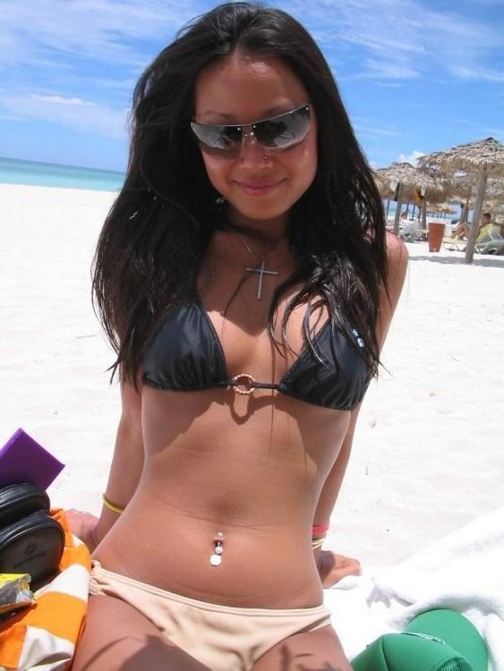 16P Sexy and hot Asian babe gives great blowjob in her bedroom