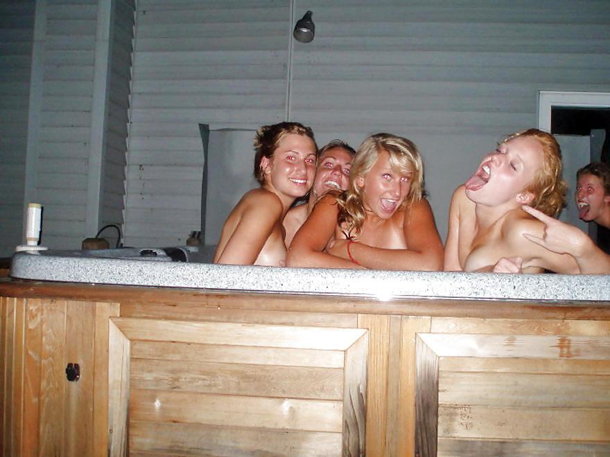 17P Junge Teens bei einer geilen Pool Party
