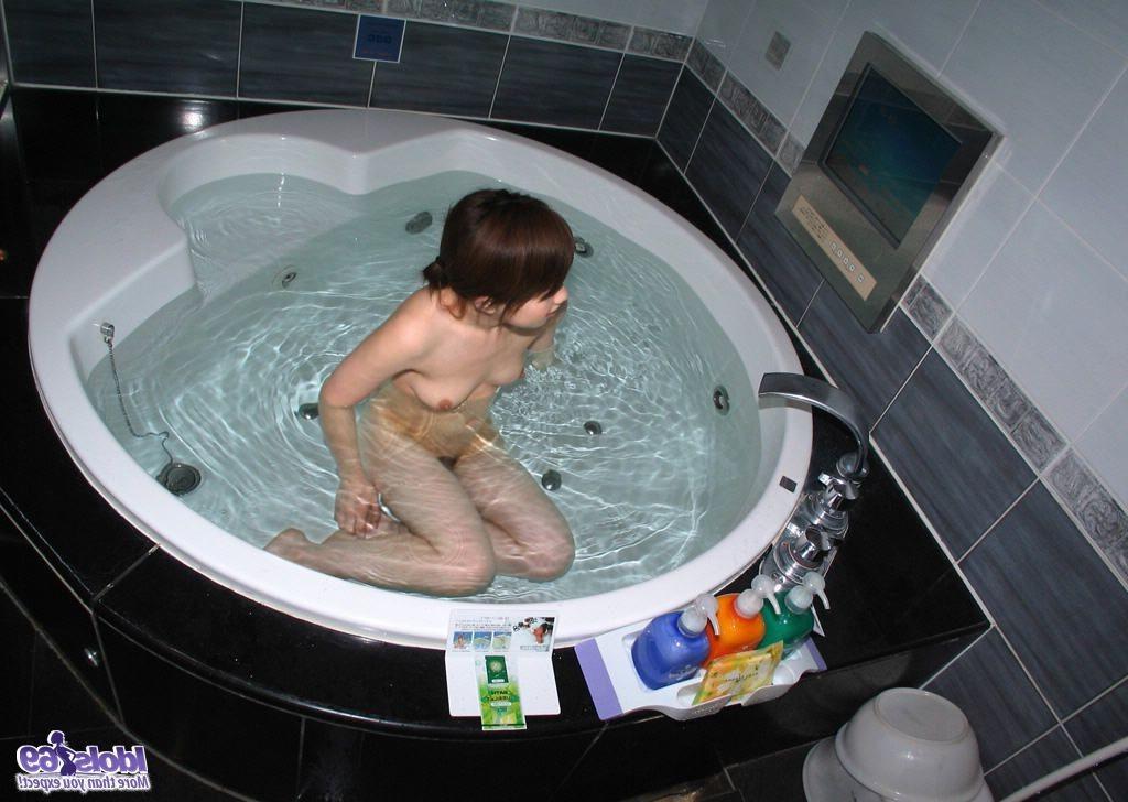 16P Asian tramp is naked in her hot tub waiting for a friend