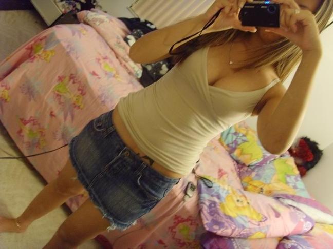 16P Sexy and hot Asian babe gives great blowjob in her bedroom