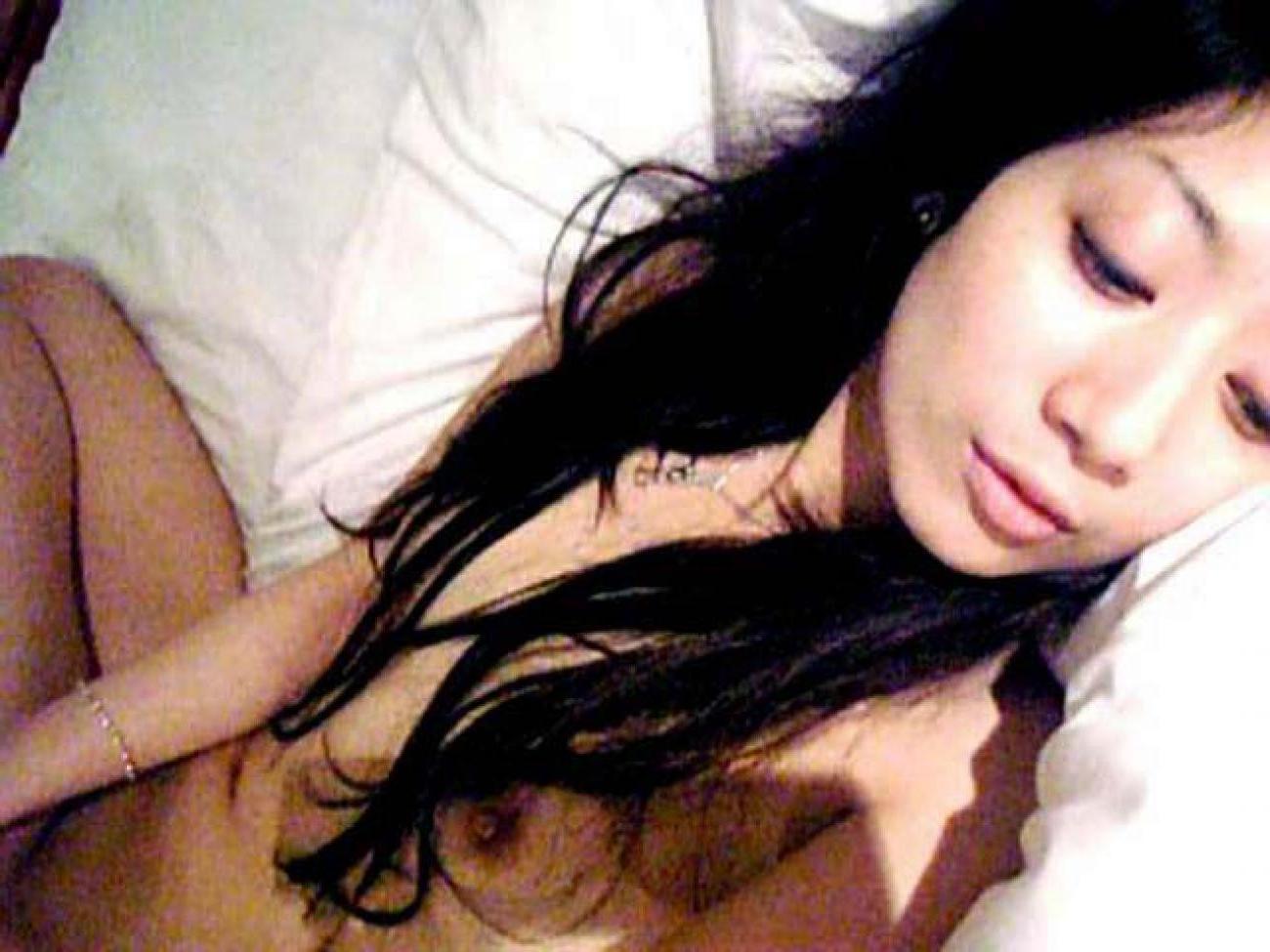 16P Sexy and hot Asian babe gives great blowjob in her bedroom