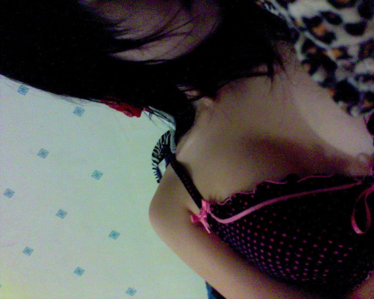 16P Sexy and hot Asian babe gives great blowjob in her bedroom