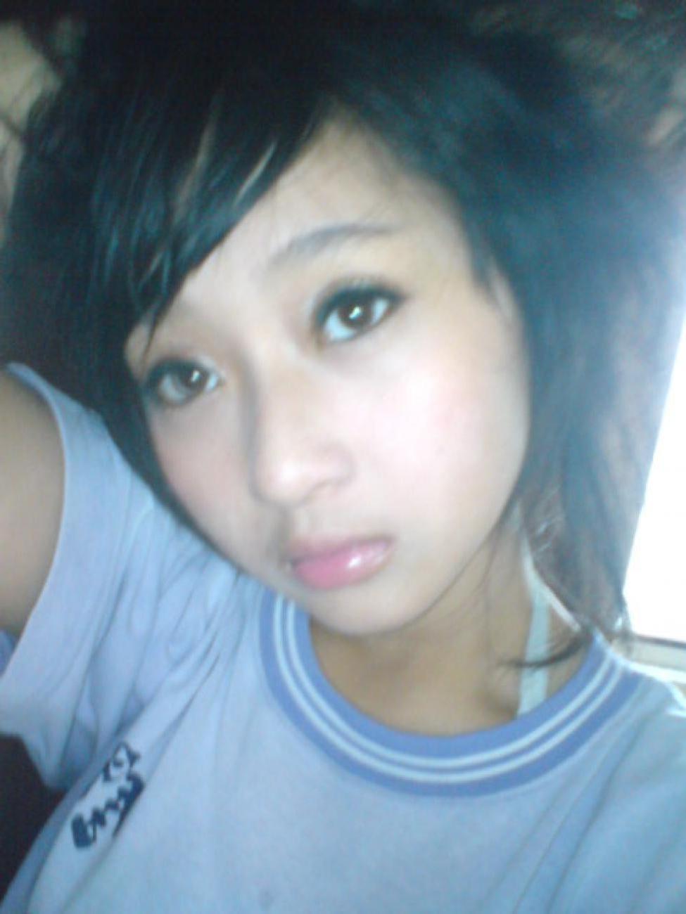 16P Sexy and hot Asian babe gives great blowjob in her bedroom