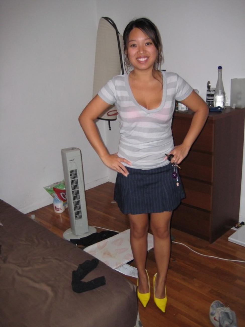 16P Sexy and hot Asian babe gives great blowjob in her bedroom