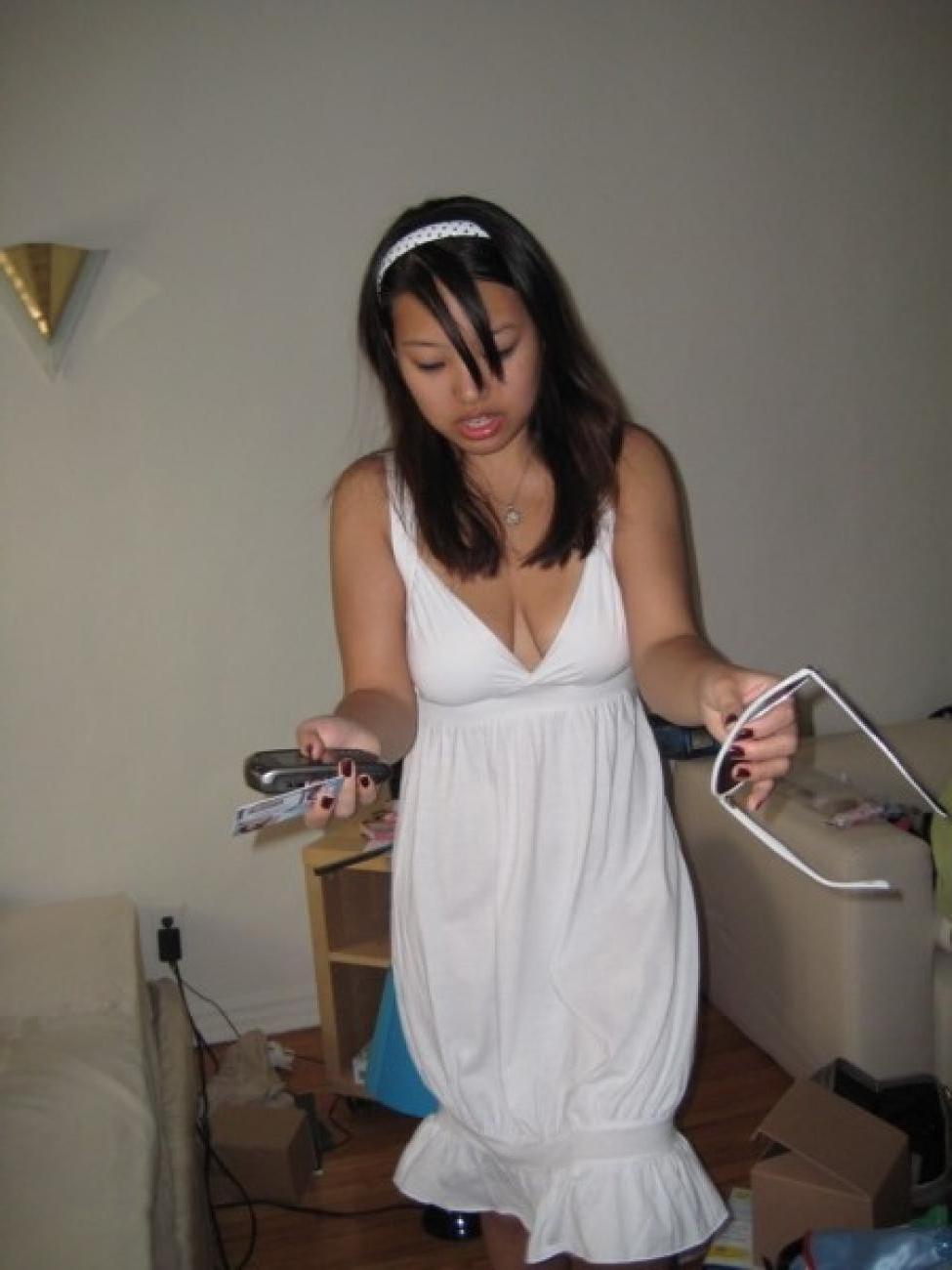 16P Sexy and hot Asian babe gives great blowjob in her bedroom
