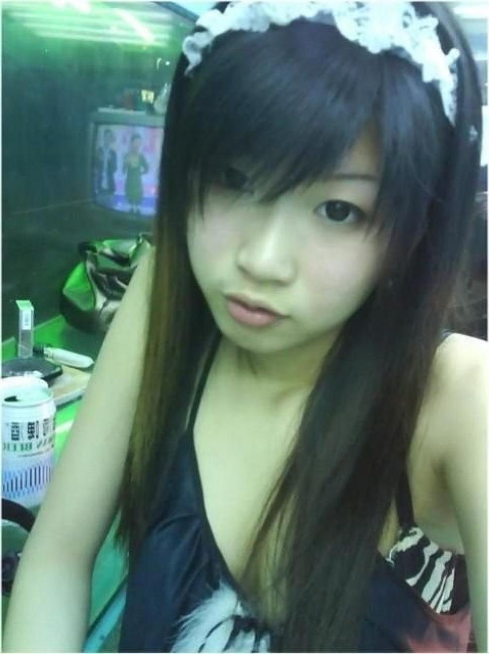 16P Sexy and hot Asian babe gives great blowjob in her bedroom