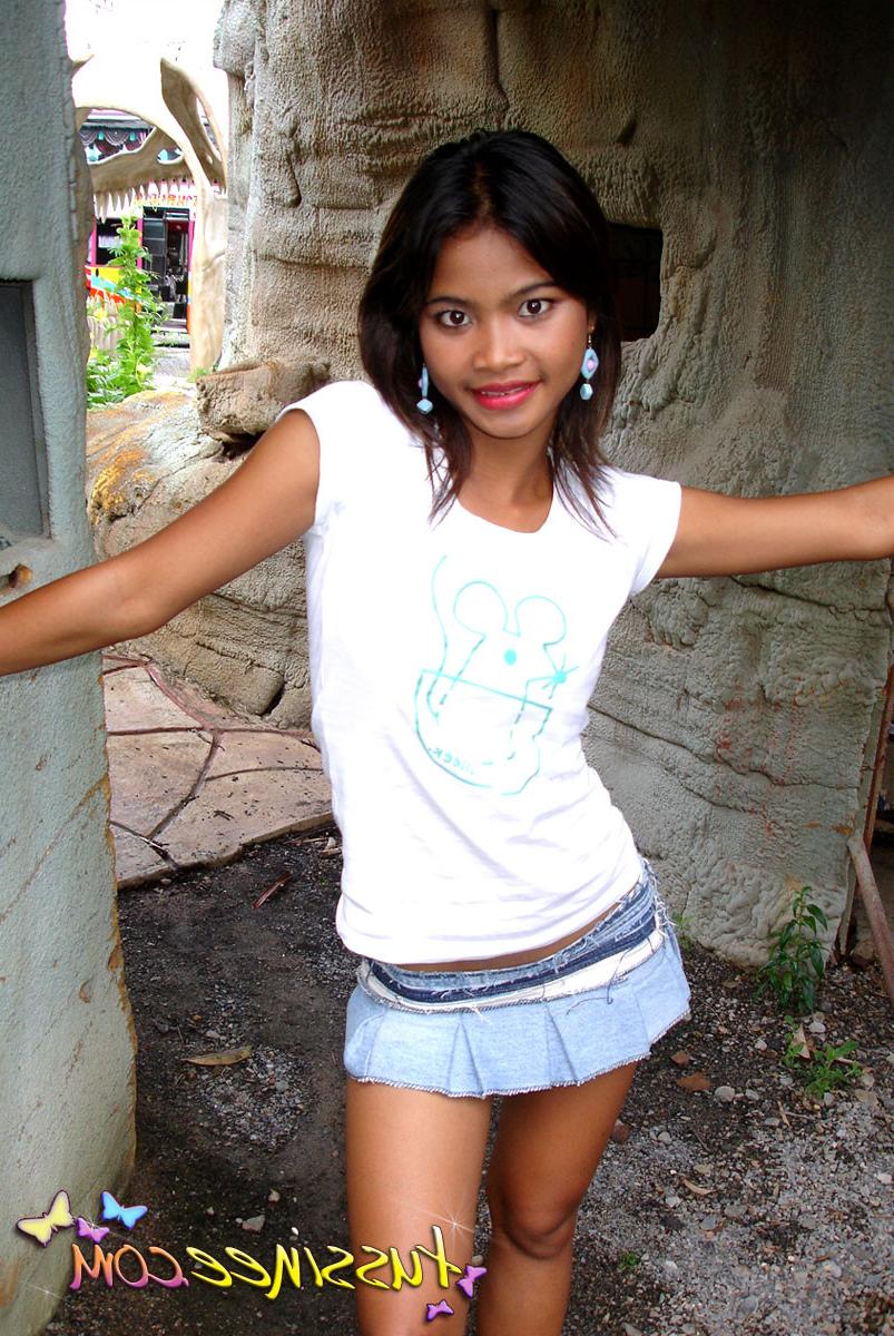 15P Asian Teen Tussinee doing some public flashing in a dinosaur park
