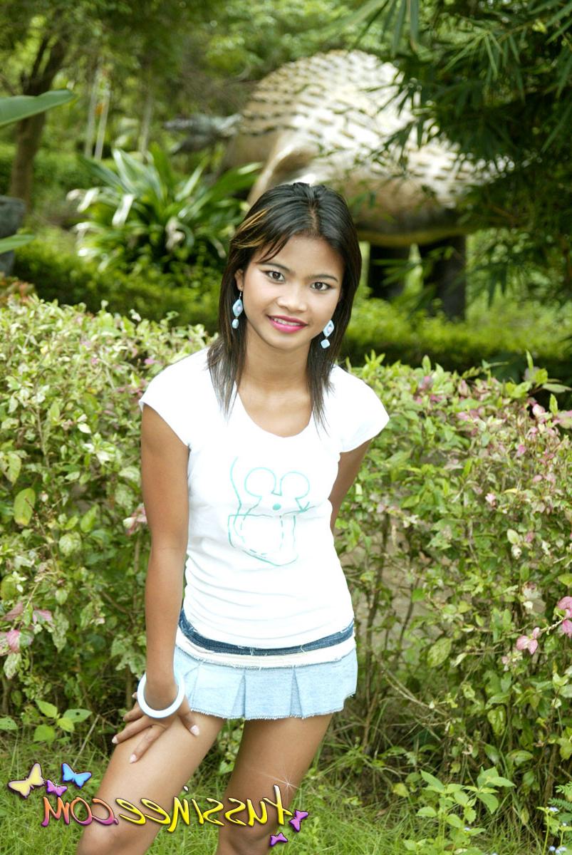 15P Asian Teen Tussinee doing some public flashing in a dinosaur park