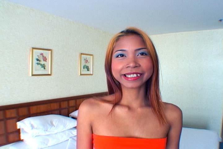 15P Tiny Thai spinner shows her cameltoe
