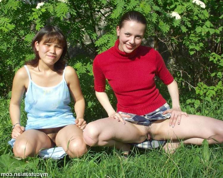 16P Two hot adventurous amateur naked in the park
