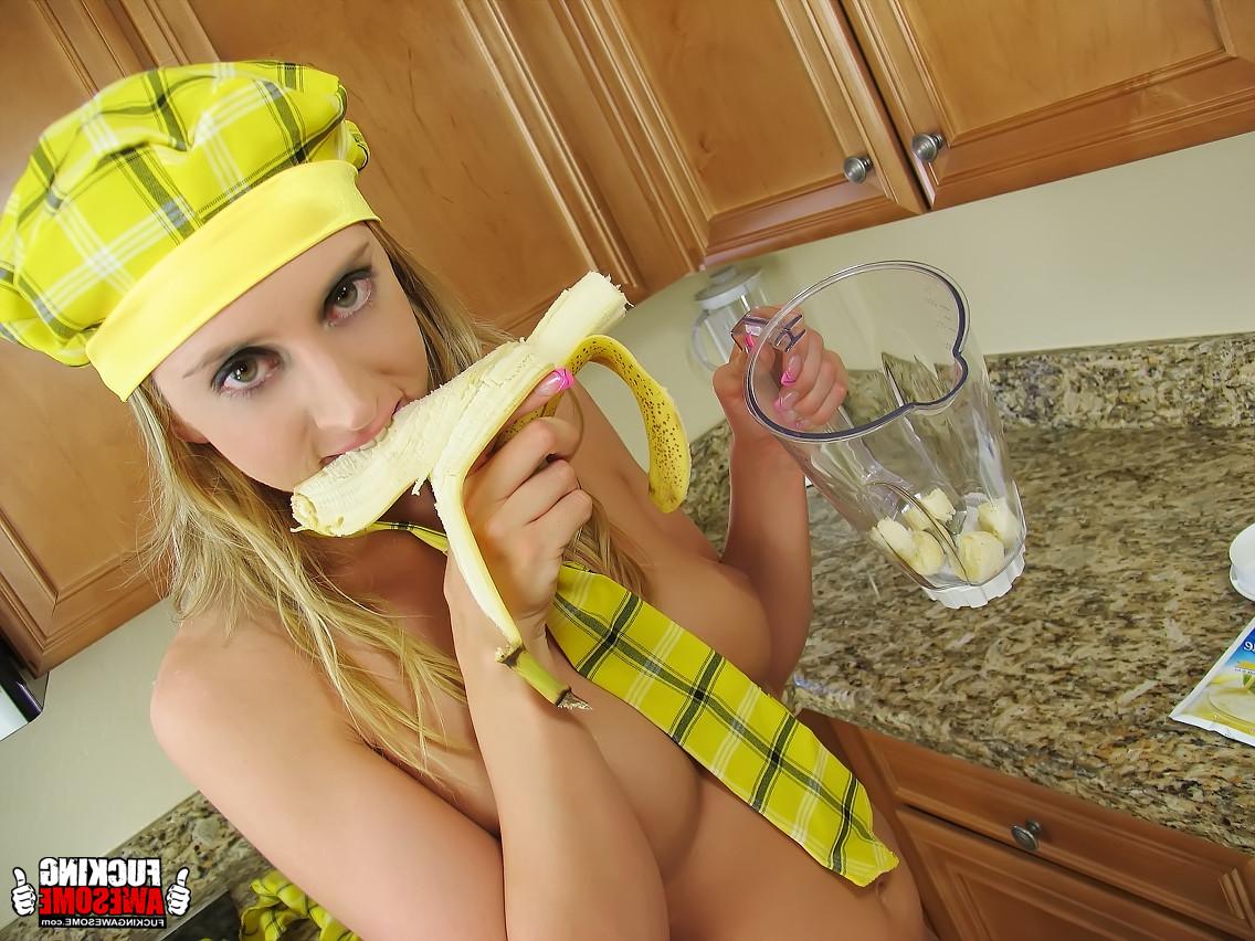 16P Kelly Wells's ass poured with a creamy banana smoothie