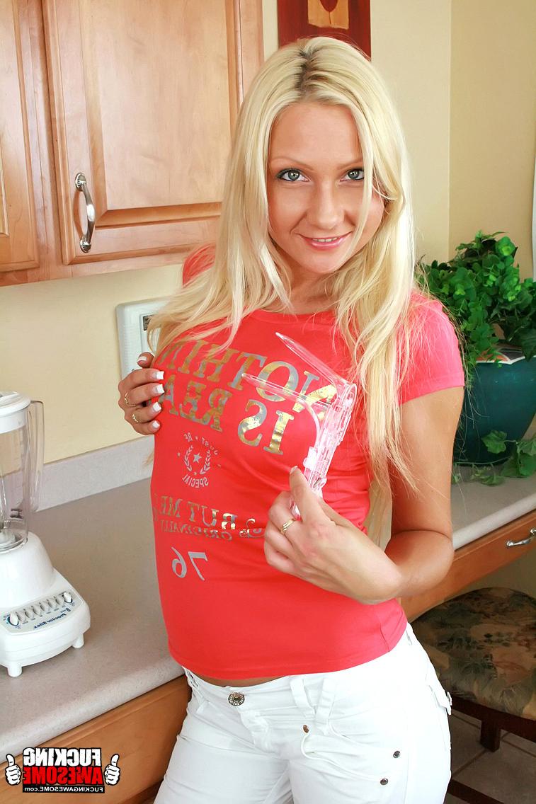 16P Jordan goes extreme and fills her pussy with creamy smoothie