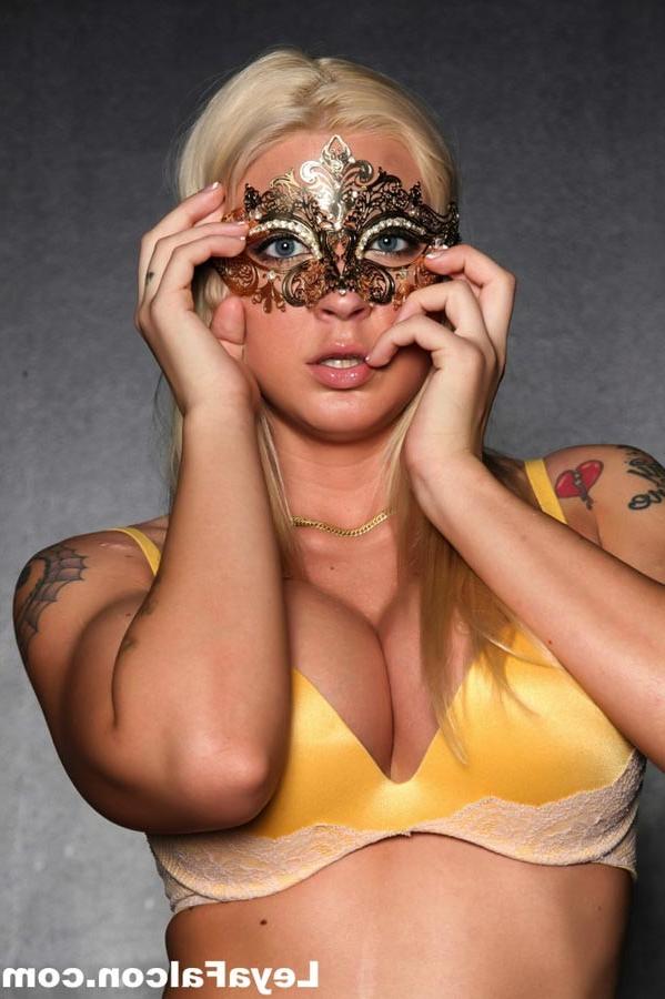 15P Busty bombshell Leya Falcon and her golden idol