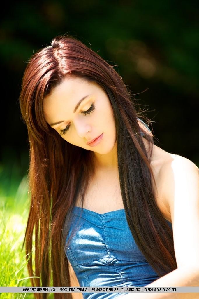 18P Pretty brunette poses nude in the park!