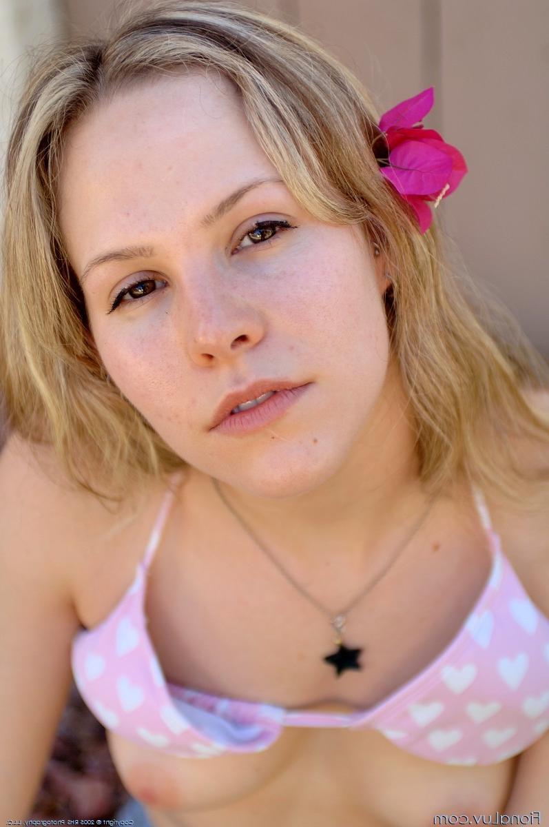 15P Fiona Luv gets naked in the park