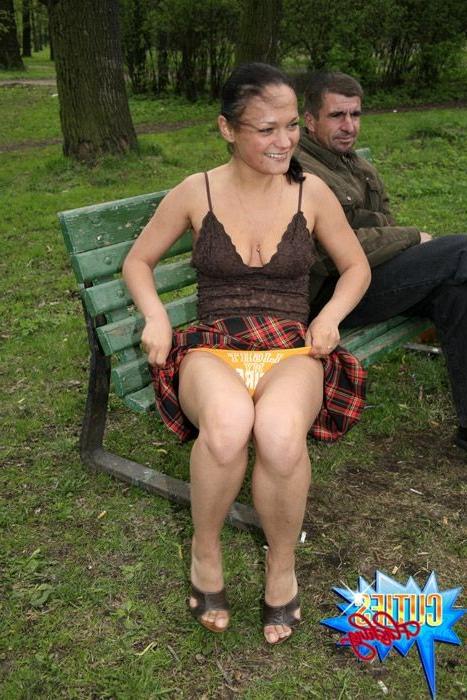 16P Ho poses naked next to two bums in the park