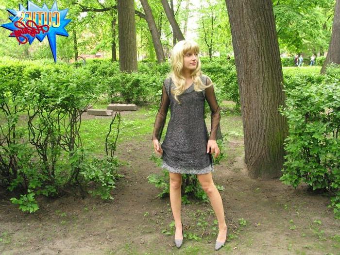 16P Two sexy flashers go for a walk in the park