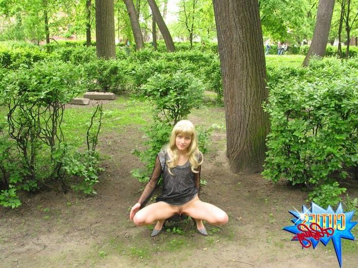 16P Two sexy flashers go for a walk in the park