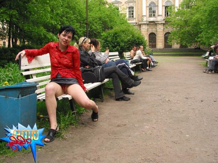 16P Two sexy flashers go for a walk in the park
