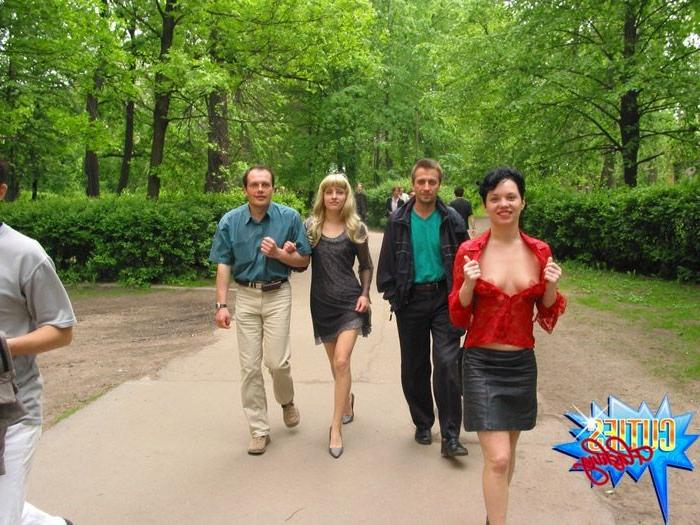 16P Two sexy flashers go for a walk in the park