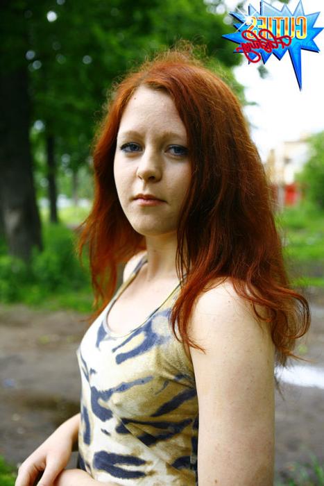 16P Girlie poses naked in front of passers-by in park