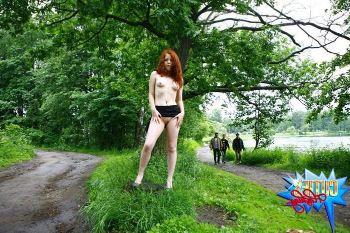 16P Girlie poses naked in front of passers-by in park