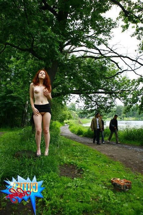 16P Girlie poses naked in front of passers-by in park