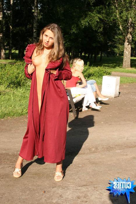 16P Nude teeny spreads her wide hips in the city park