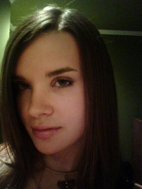 10P Babe in top and mini skirt erotically poses on home cam