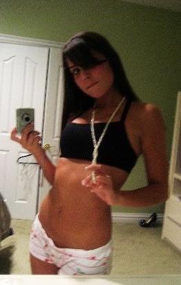 10P Babe in top and mini skirt erotically poses on home cam