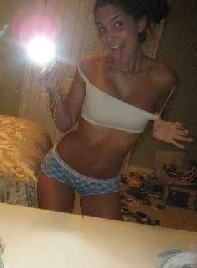 10P Babe in top and mini skirt erotically poses on home cam