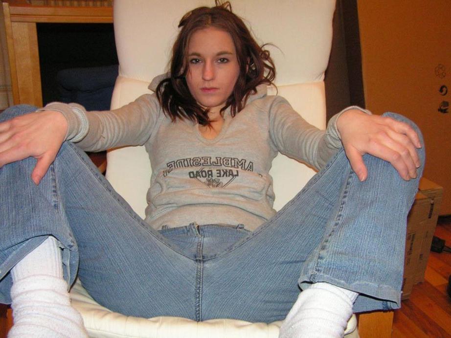 20P Amateur girlfriend showing her nice ass at home